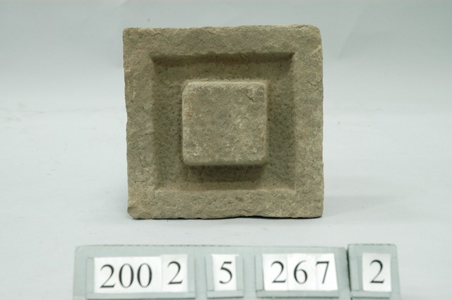 石製方斗形桌腳墊 (共1張)