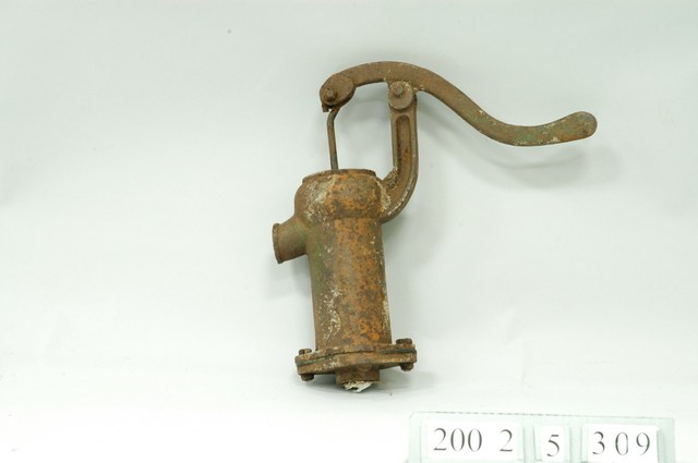 小型手壓式汲水泵浦 (共1張)