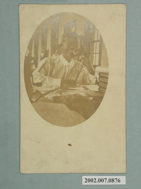 男子講電話獨照 (共2張)