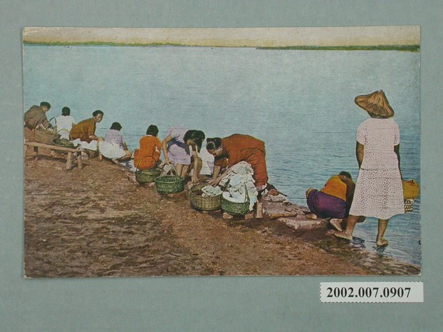 洗滌衣物的臺灣婦女 (共2張)