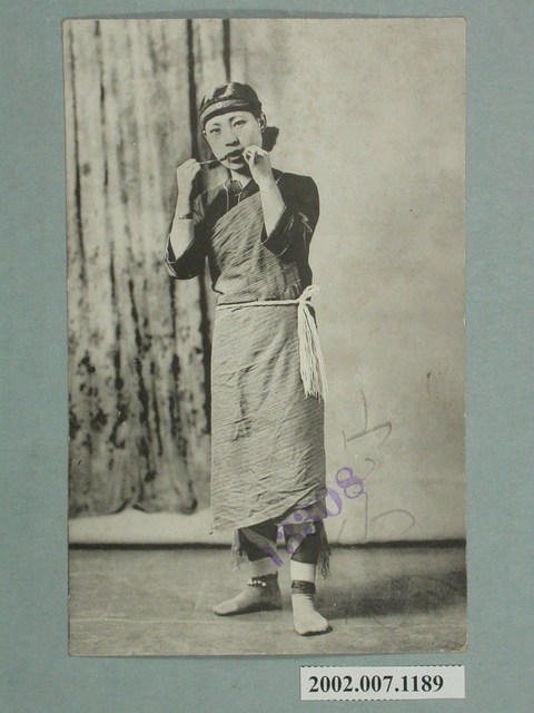 著傳統服飾的原住民婦女 (共2張)