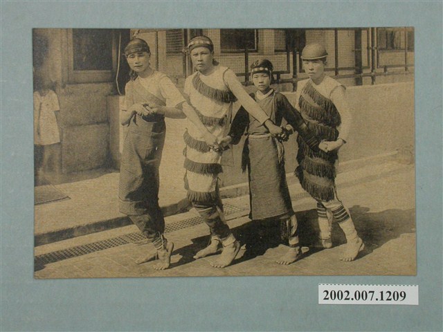 跳舞的原住民男女 (共3張)