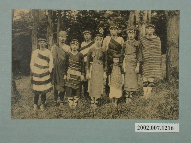 一群穿原住民服飾的男女及孩童 (共2張)