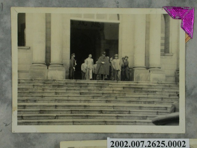 一行人步出中華民國總統府 (共2張)