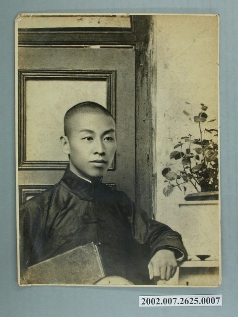 穿唐裝男子獨照 (共2張)