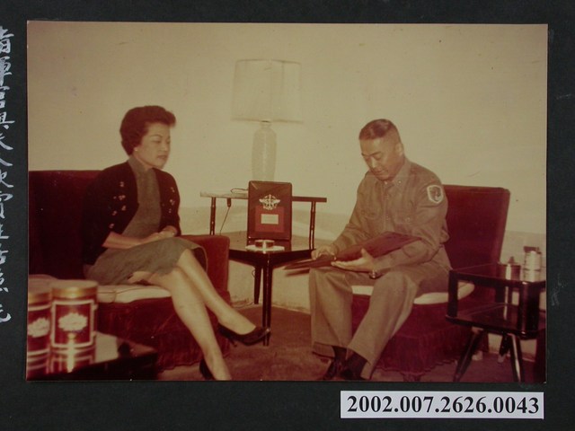 彭指揮官與夫人欣賞生活照 (共2張)