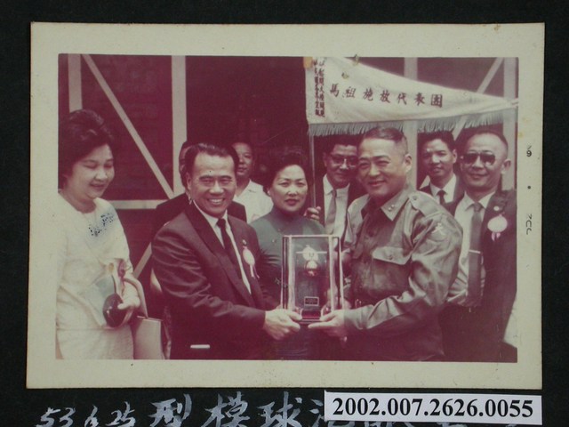 彭指揮官將氣球模型遞給施放代表團 (共2張)