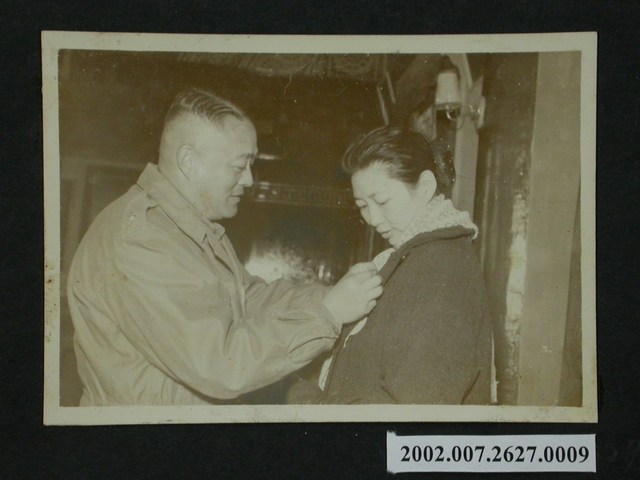 彭指揮官為陸總婦聯分會勞軍團團員佩戴紀念章 (共2張)