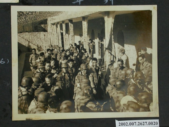 華僑中學及大專學生春節勞軍團拜年 (共2張)