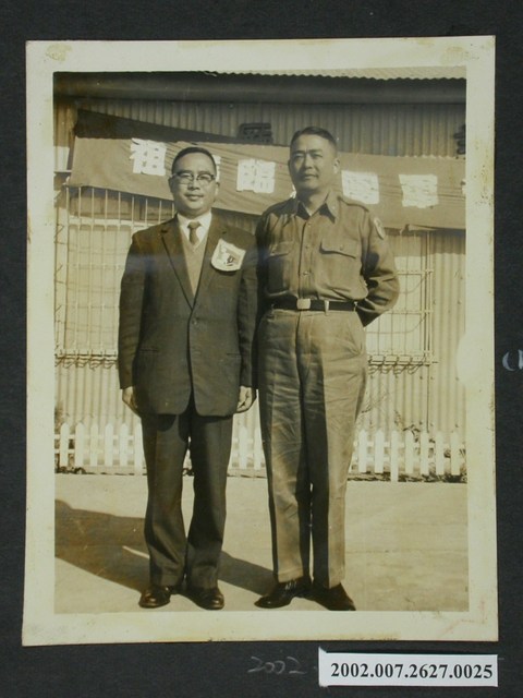 彭指揮官與大專勞軍團團長張建邦合影 (共2張)