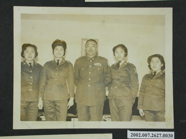 女青年隊向彭指揮官拜年 (共2張)