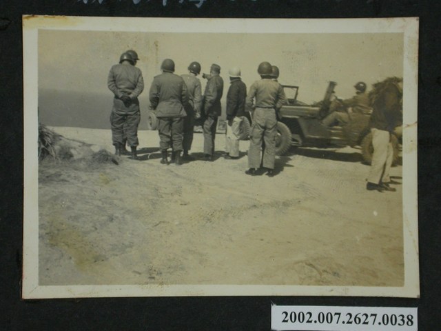 彭指揮官視察海岸防務 (共2張)