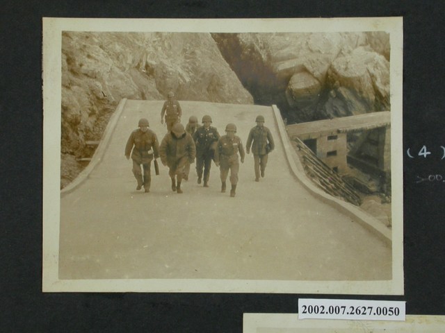 彭指揮官視察北高守備隊之大維港 (共2張)