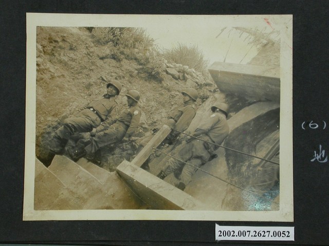 彭指揮官視察北高守備隊之步下堅固陣地 (共2張)