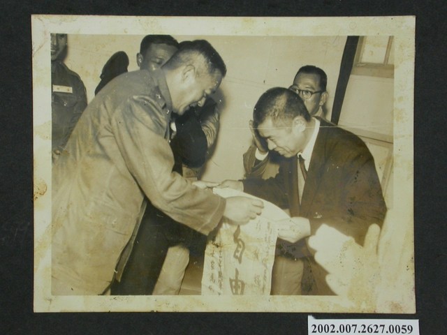 臺灣進出口商馬祖前線勞軍團陳茂榜團長獻旗 (共2張)