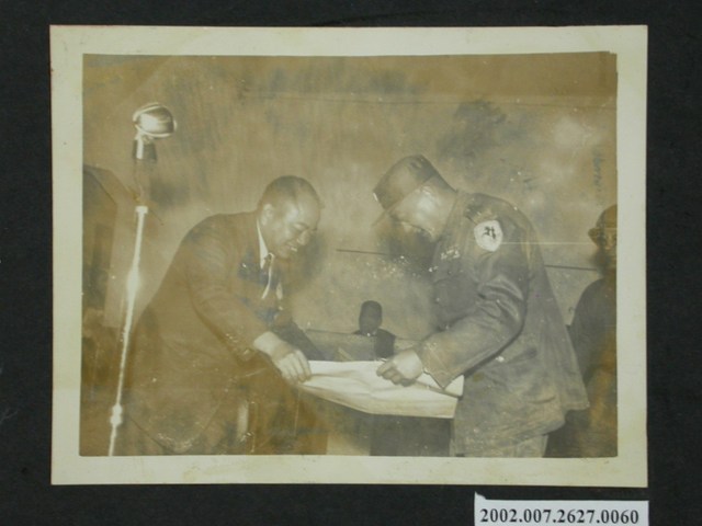 臺灣進出口商馬祖前線勞軍團陳茂榜團長獻禮品 (共2張)