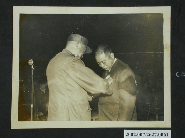 彭指揮官為臺灣進出口商馬祖前線勞軍團陳茂榜團長佩戴紀念章 (共2張)