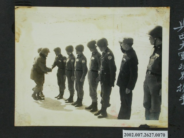 與西犬軍政界握手 (共2張)