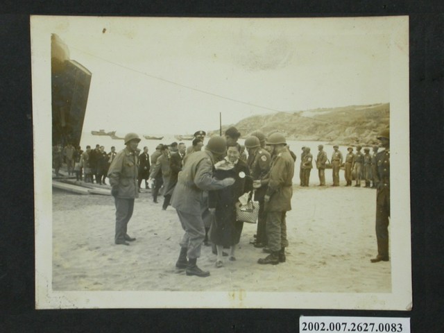 於馬祖港口歡迎中國文藝協會馬祖訪問團團長謝冰瑩 (共2張)