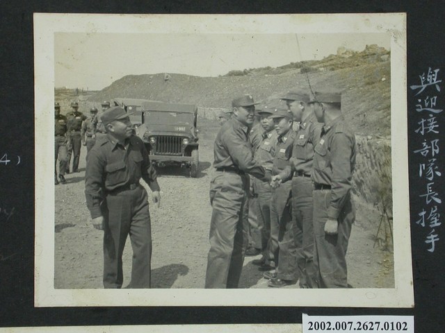 彭指揮官與迎接部隊長握手 (共2張)