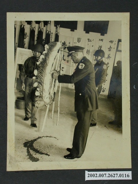 彭指揮官青年節赴軍人公墓公祭 (共2張)