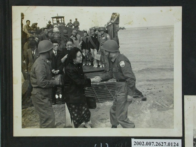 於碼頭迎接率領全國各界婦女勞軍團團長皮以書 (共2張)