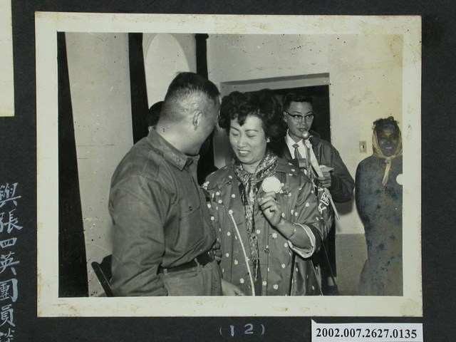 彭指揮官與全國各界婦女勞軍團團員張四英談話 (共2張)