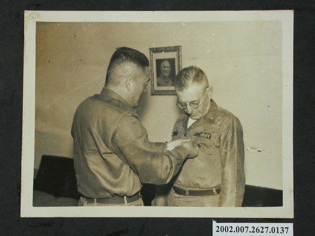 彭指揮官代表東引指揮官為該地區美軍顧問佩戴東引紀念章 (共2張)