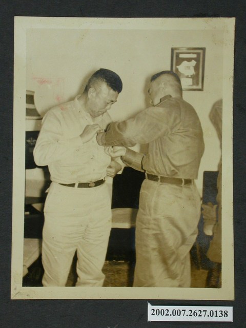 彭指揮官為經理署張副署長佩戴馬祖紀念章 (共2張)