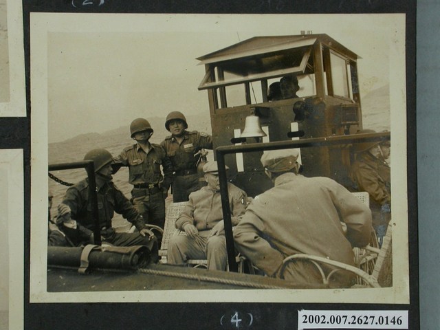 經濟部長楊繼曾於小艇上 (共2張)