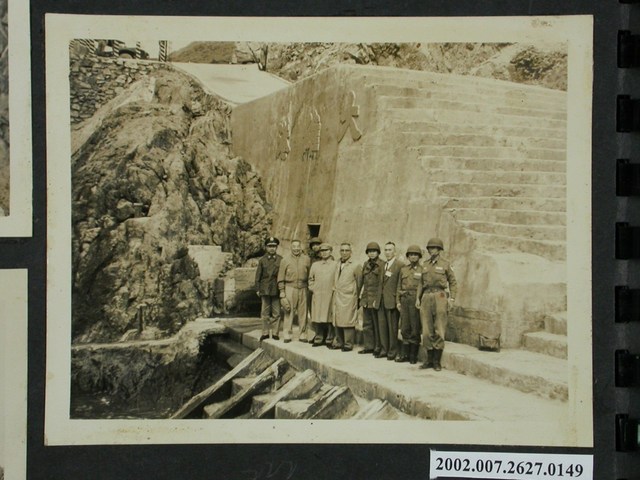 經濟部長楊繼曾及交通部長沈怡視察高登於大維港 (共2張)