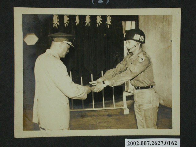 彭指揮官於幹訓班畢業典禮頒獎 (共2張)