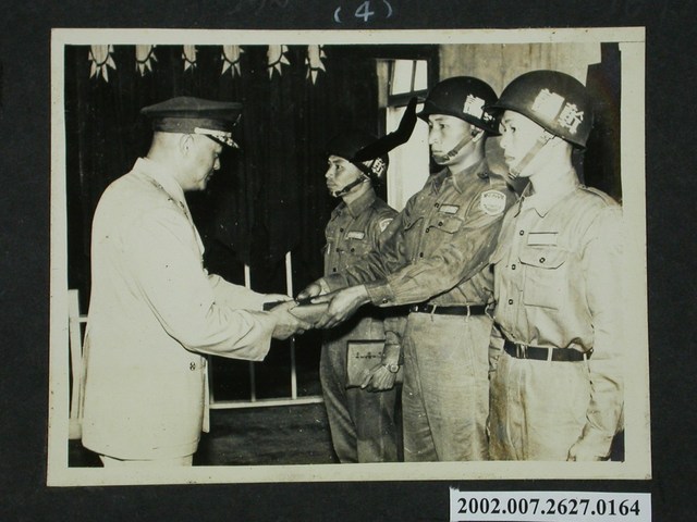 彭指揮官於幹訓班畢業典禮頒獎 (共2張)