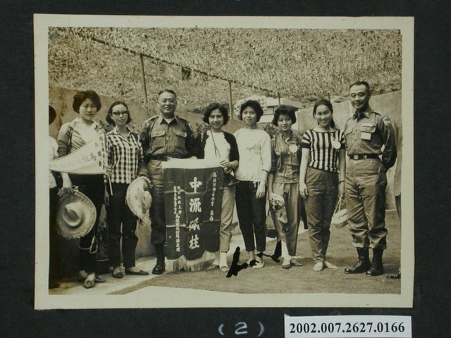 政大新聞系畢業生與彭指揮官相贈錦旗 (共2張)