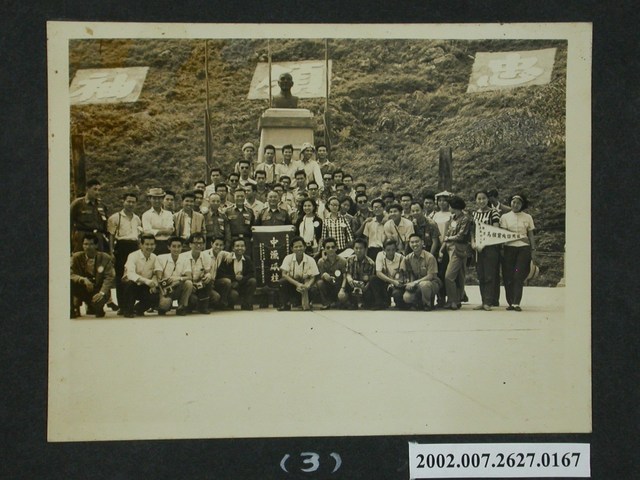 政大新聞系畢業生與彭指揮官合影 (共2張)