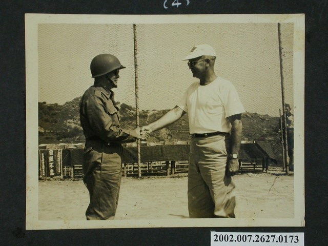 彭指揮官主持馬祖中學棒球開球典禮與肯漢寧教練握手致意 (共2張)