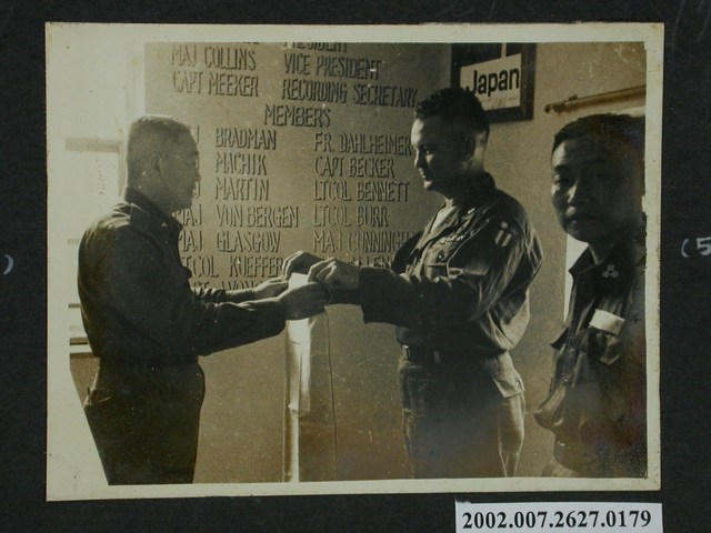 彭指揮官替顧問肯漢寧陞中將佩階 (共2張)