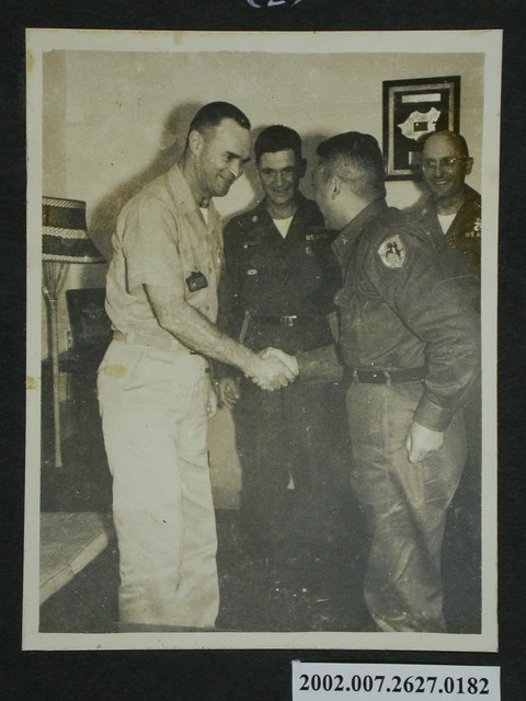 彭指揮官與陸總顧問新蒲森中校握手 (共2張)