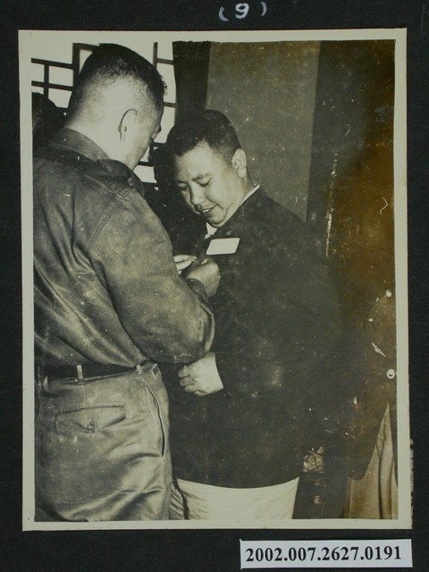 彭指揮官替中外記者佩戴紀念章 (共2張)