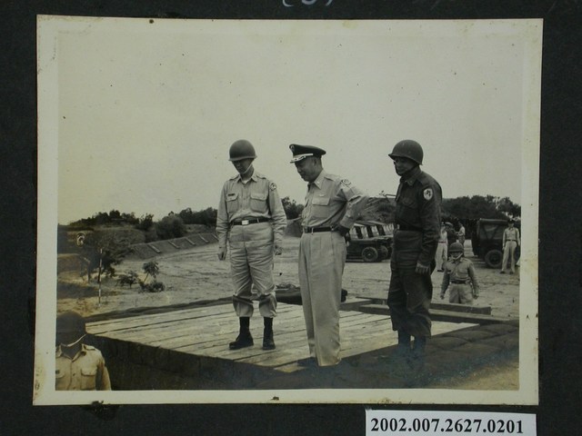 賴名湯副總長視察高登陣地 (共2張)