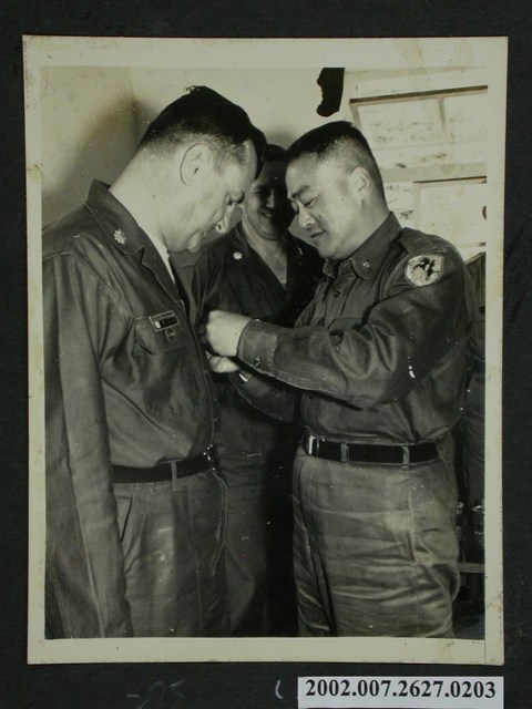 雷鳴演習之彭指揮官替人佩戴紀念章 (共2張)