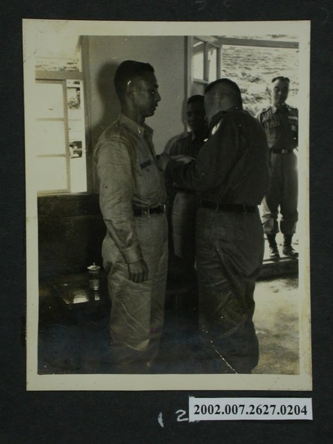 雷鳴演習之彭指揮官替人佩戴紀念章 (共2張)