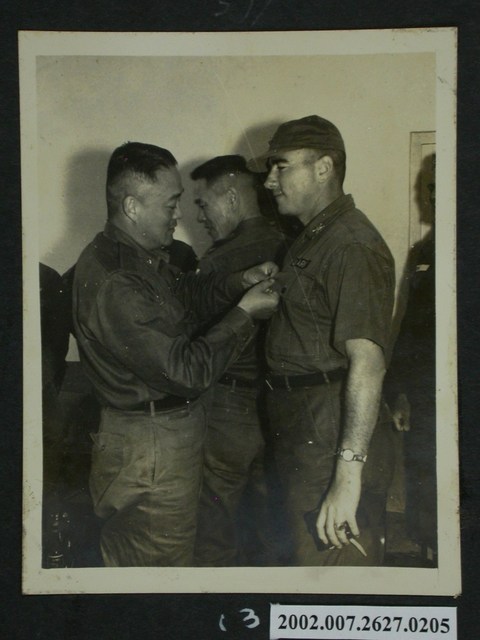 雷鳴演習之彭指揮官替人佩戴紀念章 (共2張)