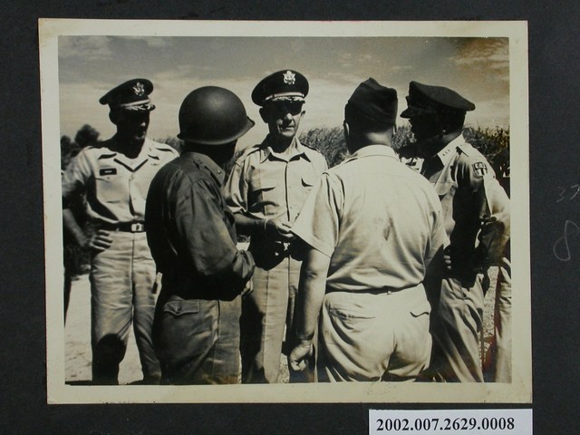 美太平洋陸軍總司令柯林斯上將等人視察高登 (共2張)