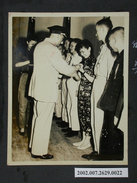 彭指揮官頒獎 (共2張)