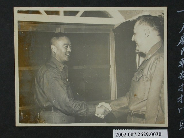 彭指揮官贈送紀念品予美軍首席顧問華格納中校輪調指揮官 (共2張)