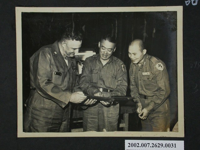 彭指揮官贈送紀念品予美軍首席顧問華格納中校輪調指揮官 (共2張)