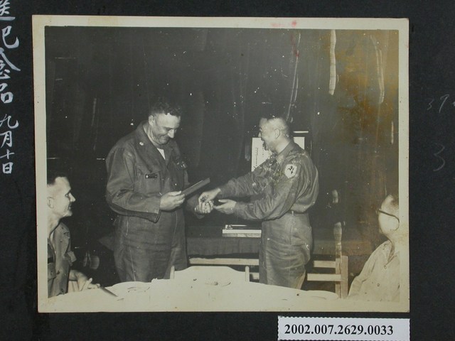 彭指揮官贈送紀念品予美軍首席顧問華格納中校輪調指揮官 (共2張)