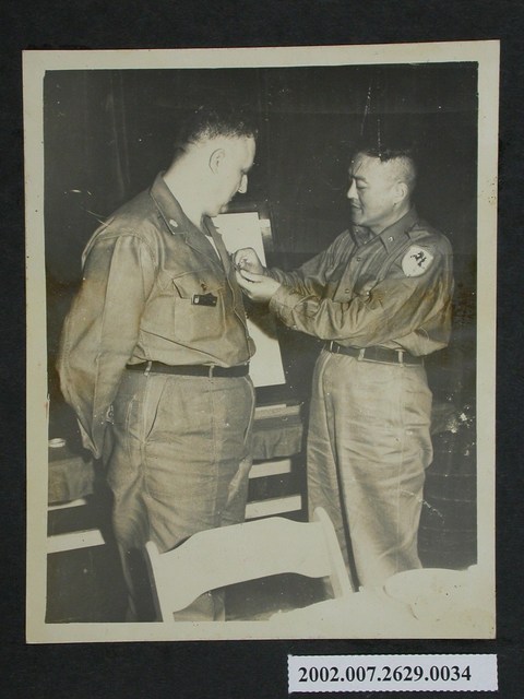 彭指揮官為華格納中校輪調指揮官佩戴紀念章 (共2張)