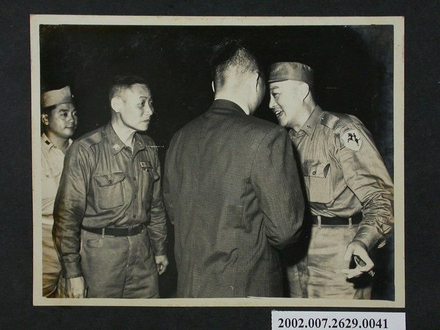 彭指揮官於碼頭歡送秋節勞軍團 (共2張)